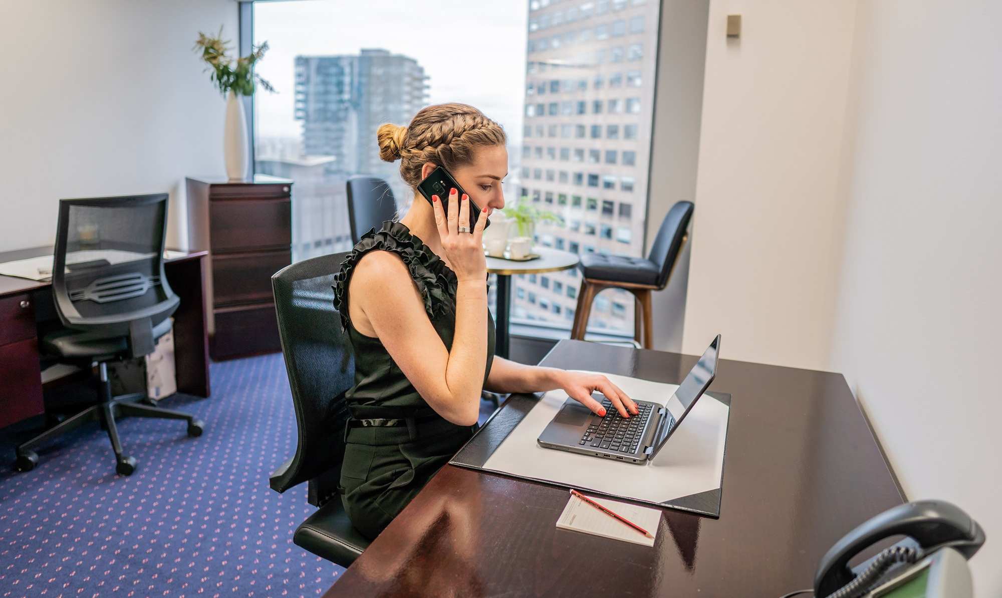 Servcorp client in a serviced office at 10 Avenue Kléber, enjoying premium workspace and professional support.